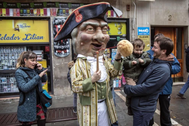 La ciudad de Pamplona celebra este viernes la festividad de su patrón, San Saturnino, con la tradicional procesión y misa en honor al santo y la salida de la comparsa Gigantes y Cabezudos.