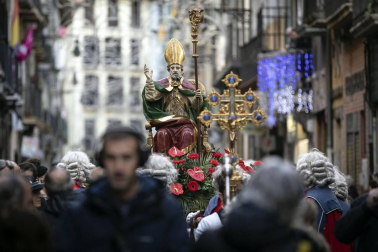 La ciudad de Pamplona celebra este viernes la festividad de su patrón, San Saturnino, con la tradicional procesión y misa en honor al santo y la salida de la comparsa Gigantes y Cabezudos.