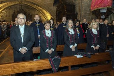La ciudad de Pamplona celebra este viernes la festividad de su patrón, San Saturnino, con la tradicional procesión y misa en honor al santo y la salida de la comparsa Gigantes y Cabezudos.