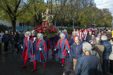 La ciudad de Pamplona celebra este viernes la festividad de su patrón, San Saturnino, con la tradicional procesión y misa en honor al santo y la salida de la comparsa Gigantes y Cabezudos.