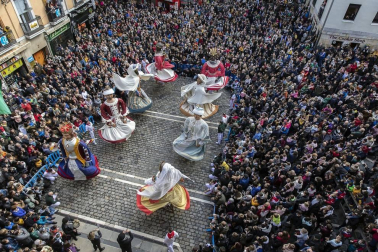 La ciudad de Pamplona celebra este viernes la festividad de su patrón, San Saturnino, con la tradicional procesión y misa en honor al santo y la salida de la comparsa Gigantes y Cabezudos.