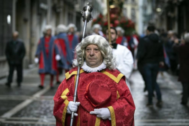 La ciudad de Pamplona celebra este viernes la festividad de su patrón, San Saturnino, con la tradicional procesión y misa en honor al santo y la salida de la comparsa Gigantes y Cabezudos.