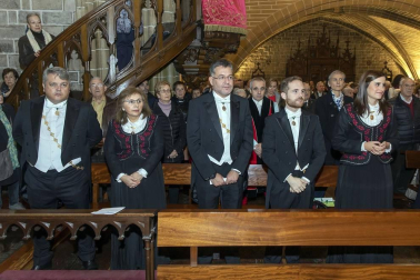 La ciudad de Pamplona celebra este viernes la festividad de su patrón, San Saturnino, con la tradicional procesión y misa en honor al santo y la salida de la comparsa Gigantes y Cabezudos.