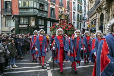 La ciudad de Pamplona celebra este viernes la festividad de su patrón, San Saturnino, con la tradicional procesión y misa en honor al santo y la salida de la comparsa Gigantes y Cabezudos.
