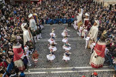 La ciudad de Pamplona celebra este viernes la festividad de su patrón, San Saturnino, con la tradicional procesión y misa en honor al santo y la salida de la comparsa Gigantes y Cabezudos.