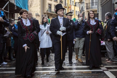 La ciudad de Pamplona celebra este viernes la festividad de su patrón, San Saturnino, con la tradicional procesión y misa en honor al santo y la salida de la comparsa Gigantes y Cabezudos.