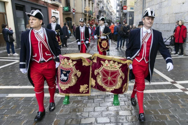 La ciudad de Pamplona celebra este viernes la festividad de su patrón, San Saturnino, con la tradicional procesión y misa en honor al santo y la salida de la comparsa Gigantes y Cabezudos.