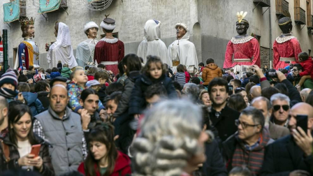 La ciudad de Pamplona celebra este viernes la festividad de su patrón, San Saturnino, con la tradicional procesión y misa en honor al santo y la salida de la comparsa Gigantes y Cabezudos.