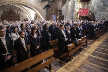 La ciudad de Pamplona celebra este viernes la festividad de su patrón, San Saturnino, con la tradicional procesión y misa en honor al santo y la salida de la comparsa Gigantes y Cabezudos.
