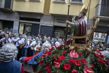 La ciudad de Pamplona celebra este viernes la festividad de su patrón, San Saturnino, con la tradicional procesión y misa en honor al santo y la salida de la comparsa Gigantes y Cabezudos.