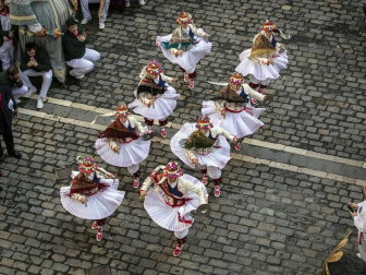 La ciudad de Pamplona celebra este viernes la festividad de su patrón, San Saturnino, con la tradicional procesión y misa en honor al santo y la salida de la comparsa Gigantes y Cabezudos.