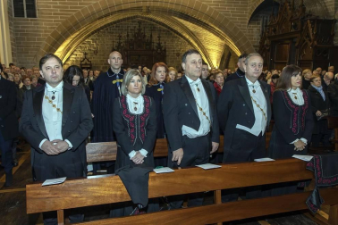 La ciudad de Pamplona celebra este viernes la festividad de su patrón, San Saturnino, con la tradicional procesión y misa en honor al santo y la salida de la comparsa Gigantes y Cabezudos.