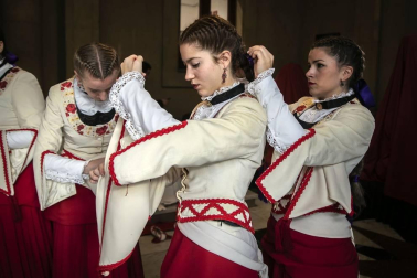 La ciudad de Pamplona celebra este viernes la festividad de su patrón, San Saturnino, con la tradicional procesión y misa en honor al santo y la salida de la comparsa Gigantes y Cabezudos.