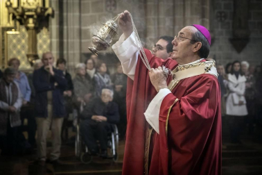 La ciudad de Pamplona celebra este viernes la festividad de su patrón, San Saturnino, con la tradicional procesión y misa en honor al santo y la salida de la comparsa Gigantes y Cabezudos.
