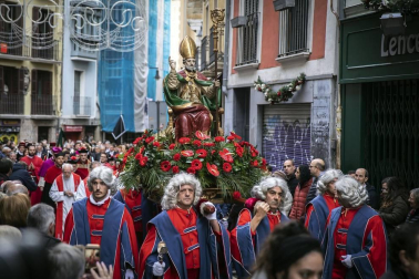 La ciudad de Pamplona celebra este viernes la festividad de su patrón, San Saturnino, con la tradicional procesión y misa en honor al santo y la salida de la comparsa Gigantes y Cabezudos.