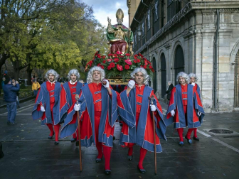 La ciudad de Pamplona celebra este viernes la festividad de su patrón, San Saturnino, con la tradicional procesión y misa en honor al santo y la salida de la comparsa Gigantes y Cabezudos.