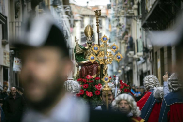 La ciudad de Pamplona celebra este viernes la festividad de su patrón, San Saturnino, con la tradicional procesión y misa en honor al santo y la salida de la comparsa Gigantes y Cabezudos.