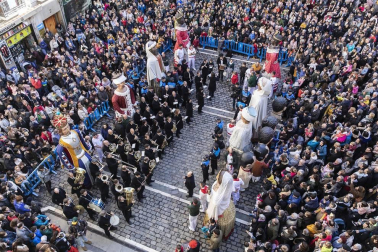 La ciudad de Pamplona celebra este viernes la festividad de su patrón, San Saturnino, con la tradicional procesión y misa en honor al santo y la salida de la comparsa Gigantes y Cabezudos.