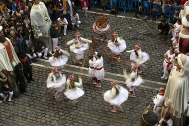 La ciudad de Pamplona celebra este viernes la festividad de su patrón, San Saturnino, con la tradicional procesión y misa en honor al santo y la salida de la comparsa Gigantes y Cabezudos.