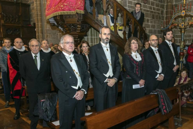 La ciudad de Pamplona celebra este viernes la festividad de su patrón, San Saturnino, con la tradicional procesión y misa en honor al santo y la salida de la comparsa Gigantes y Cabezudos.