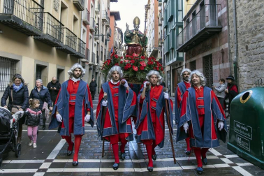 La ciudad de Pamplona celebra este viernes la festividad de su patrón, San Saturnino, con la tradicional procesión y misa en honor al santo y la salida de la comparsa Gigantes y Cabezudos.