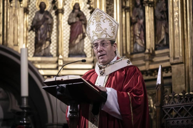 La ciudad de Pamplona celebra este viernes la festividad de su patrón, San Saturnino, con la tradicional procesión y misa en honor al santo y la salida de la comparsa Gigantes y Cabezudos.