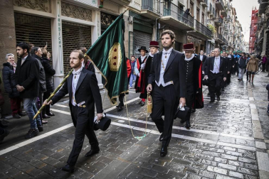 La ciudad de Pamplona celebra este viernes la festividad de su patrón, San Saturnino, con la tradicional procesión y misa en honor al santo y la salida de la comparsa Gigantes y Cabezudos.