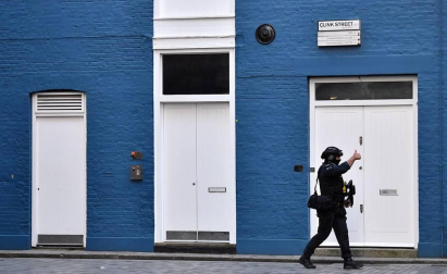 Una persona fue detendia por la Policía Metropolitana de Londres tras presuntamente haber atacado a varias personas con un herido en un incidente que la policía trata como un hecho " de índole terrorista".