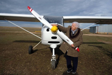 “He llegado al cielo antes de lo que esperaba”, susurra Pilar Martínez Sesma, de 90 años,  al sentirse entre las nubes de Caparroso. A su lado, el instructor de vuelo, Rudi Ortiz Besga, sonríe cómplice. Pilar estaba disfrutando de un sueño, gracias a al regalo de cumpleaños de sus hijos, nietos y bisnietos. Esta es la crónica de un viaje vital.