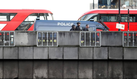 Una persona fue detendia por la Policía Metropolitana de Londres tras presuntamente haber atacado a varias personas con un herido en un incidente que la policía trata como un hecho " de índole terrorista".