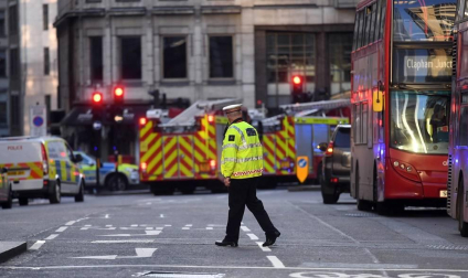 Una persona fue detendia por la Policía Metropolitana de Londres tras presuntamente haber atacado a varias personas con un herido en un incidente que la policía trata como un hecho " de índole terrorista".