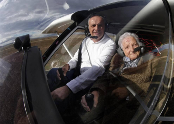 “He llegado al cielo antes de lo que esperaba”, susurra Pilar Martínez Sesma, de 90 años,  al sentirse entre las nubes de Caparroso. A su lado, el instructor de vuelo, Rudi Ortiz Besga, sonríe cómplice. Pilar estaba disfrutando de un sueño, gracias a al regalo de cumpleaños de sus hijos, nietos y bisnietos. Esta es la crónica de un viaje vital.