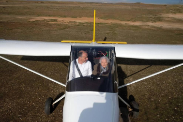 “He llegado al cielo antes de lo que esperaba”, susurra Pilar Martínez Sesma, de 90 años,  al sentirse entre las nubes de Caparroso. A su lado, el instructor de vuelo, Rudi Ortiz Besga, sonríe cómplice. Pilar estaba disfrutando de un sueño, gracias a al regalo de cumpleaños de sus hijos, nietos y bisnietos. Esta es la crónica de un viaje vital.