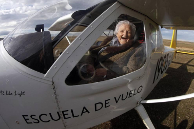 “He llegado al cielo antes de lo que esperaba”, susurra Pilar Martínez Sesma, de 90 años,  al sentirse entre las nubes de Caparroso. A su lado, el instructor de vuelo, Rudi Ortiz Besga, sonríe cómplice. Pilar estaba disfrutando de un sueño, gracias a al regalo de cumpleaños de sus hijos, nietos y bisnietos. Esta es la crónica de un viaje vital.