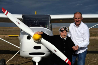 “He llegado al cielo antes de lo que esperaba”, susurra Pilar Martínez Sesma, de 90 años,  al sentirse entre las nubes de Caparroso. A su lado, el instructor de vuelo, Rudi Ortiz Besga, sonríe cómplice. Pilar estaba disfrutando de un sueño, gracias a al regalo de cumpleaños de sus hijos, nietos y bisnietos. Esta es la crónica de un viaje vital.