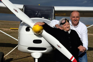 “He llegado al cielo antes de lo que esperaba”, susurra Pilar Martínez Sesma, de 90 años,  al sentirse entre las nubes de Caparroso. A su lado, el instructor de vuelo, Rudi Ortiz Besga, sonríe cómplice. Pilar estaba disfrutando de un sueño, gracias a al regalo de cumpleaños de sus hijos, nietos y bisnietos. Esta es la crónica de un viaje vital.
