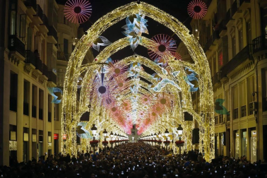 Málaga capital ya luce su alumbrado navideño y los espectáculos que sumergen a malagueños y visitantes en el ambiente de estas fechas. El actor Antonio Banderas ha sido el encargado de encender este viernes esta decoración, asegurando que todo es "es muy impresionante, verdaderamente impresionante".
