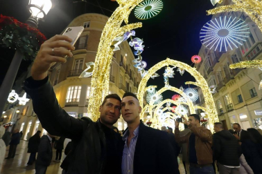 Málaga capital ya luce su alumbrado navideño y los espectáculos que sumergen a malagueños y visitantes en el ambiente de estas fechas. El actor Antonio Banderas ha sido el encargado de encender este viernes esta decoración, asegurando que todo es "es muy impresionante, verdaderamente impresionante".