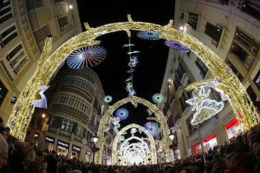Málaga capital ya luce su alumbrado navideño y los espectáculos que sumergen a malagueños y visitantes en el ambiente de estas fechas. El actor Antonio Banderas ha sido el encargado de encender este viernes esta decoración, asegurando que todo es "es muy impresionante, verdaderamente impresionante".