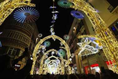 Málaga capital ya luce su alumbrado navideño y los espectáculos que sumergen a malagueños y visitantes en el ambiente de estas fechas. El actor Antonio Banderas ha sido el encargado de encender este viernes esta decoración, asegurando que todo es "es muy impresionante, verdaderamente impresionante".