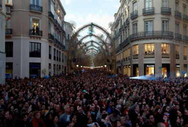 Málaga capital ya luce su alumbrado navideño y los espectáculos que sumergen a malagueños y visitantes en el ambiente de estas fechas. El actor Antonio Banderas ha sido el encargado de encender este viernes esta decoración, asegurando que todo es "es muy impresionante, verdaderamente impresionante".