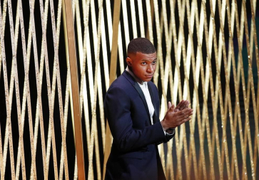 Fotografías de la gala de entrega del Balón de Oro, trofeo que concede la revista deportiva francesa 'France Football'.