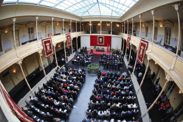 Acto institucional de celebración del Día de Navarra, en el que la presidenta María Chivite ha entregado la Medalla de Oro de la comunidad a la asociación de daño cerebral ADACEN.