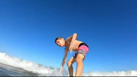 Un tiburón choca contra la tabla sobre la que hacía surf un niño en Florida