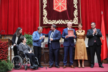 Acto institucional de celebración del Día de Navarra, en el que la presidenta María Chivite ha entregado la Medalla de Oro de la comunidad a la asociación de daño cerebral ADACEN.