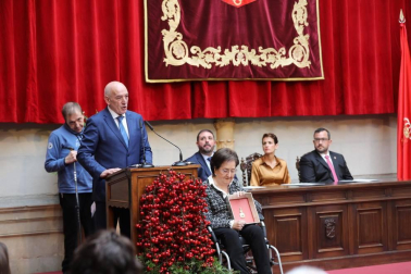Acto institucional de celebración del Día de Navarra, en el que la presidenta María Chivite ha entregado la Medalla de Oro de la comunidad a la asociación de daño cerebral ADACEN.