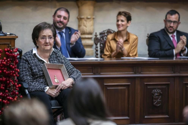 Acto institucional de celebración del Día de Navarra, en el que la presidenta María Chivite ha entregado la Medalla de Oro de la comunidad a la asociación de daño cerebral ADACEN.