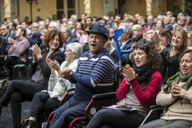 Acto institucional de celebración del Día de Navarra, en el que la presidenta María Chivite ha entregado la Medalla de Oro de la comunidad a la asociación de daño cerebral ADACEN.