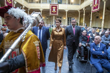 Acto institucional de celebración del Día de Navarra, en el que la presidenta María Chivite ha entregado la Medalla de Oro de la comunidad a la asociación de daño cerebral ADACEN.