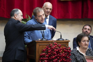 Acto institucional de celebración del Día de Navarra, en el que la presidenta María Chivite ha entregado la Medalla de Oro de la comunidad a la asociación de daño cerebral ADACEN.